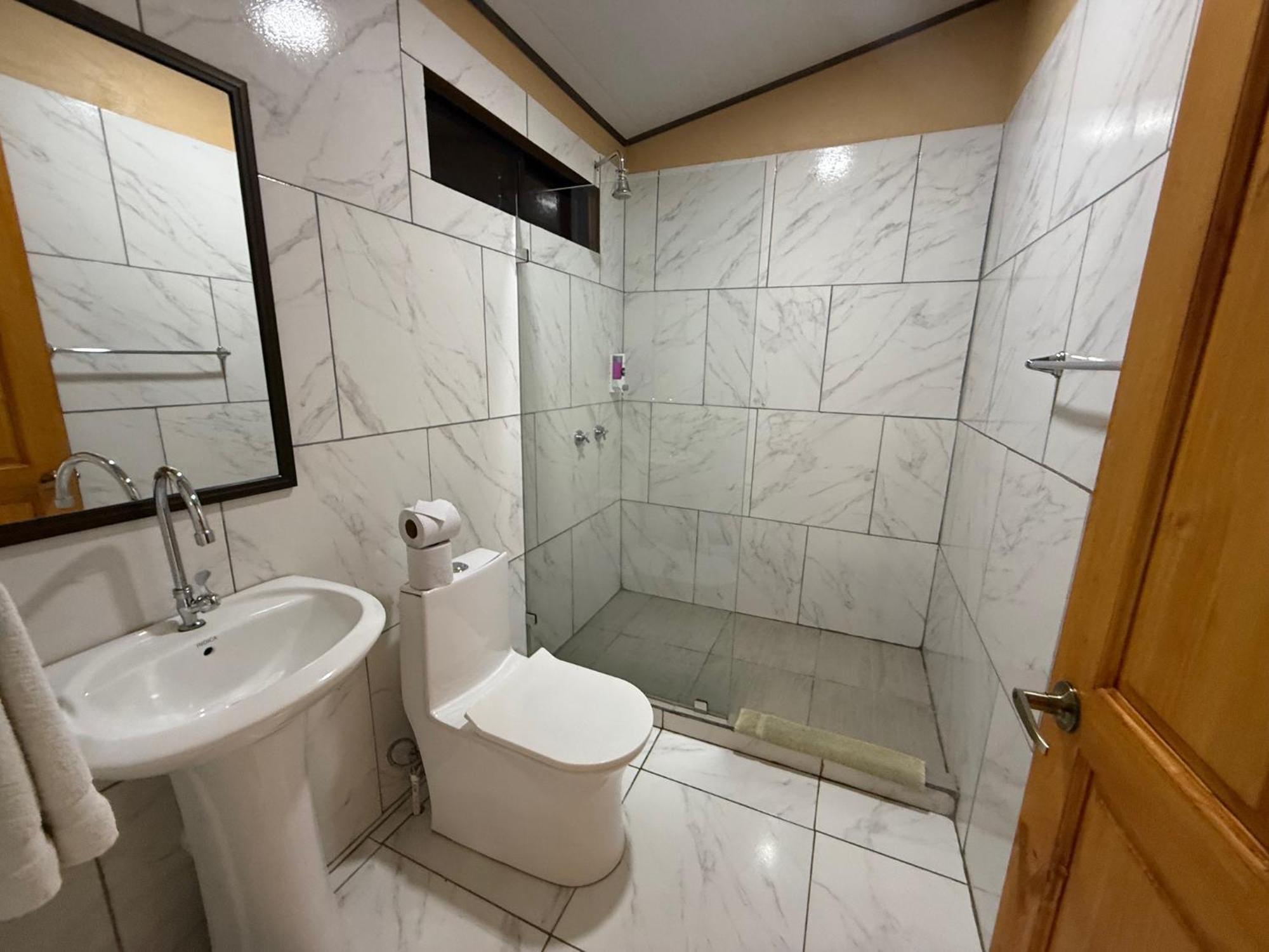 Hotel Uran Rivas Εξωτερικό φωτογραφία